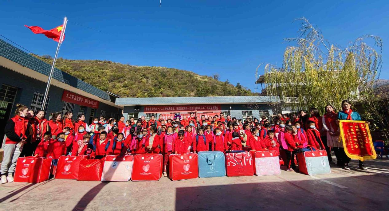 融诚汇聚力暖凉山：2019年百万教育物资点亮彝区求学梦